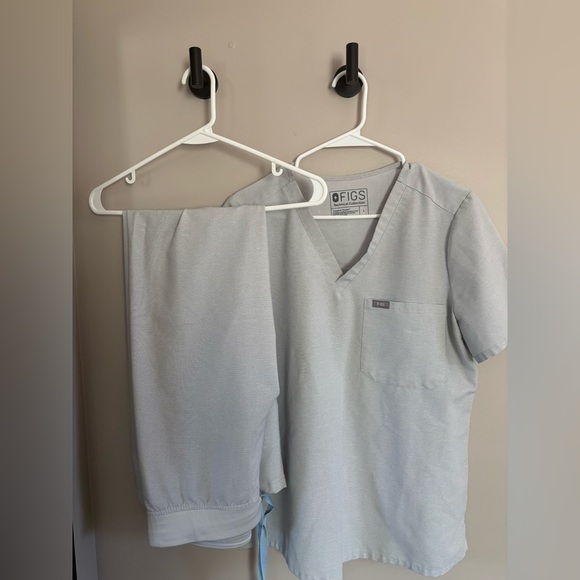 FIGS Light Gray Scrub Set, Technical Collection - Picture 1 of 1